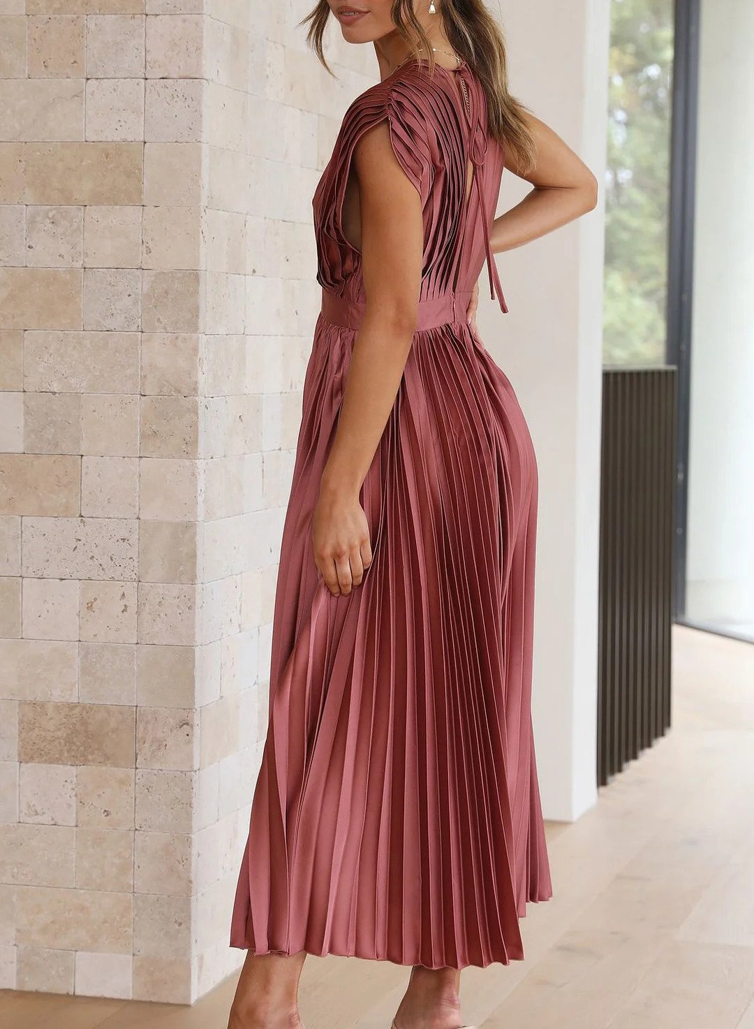 Robe longue plissée rose bordeaux, encolure en V, manches courtes