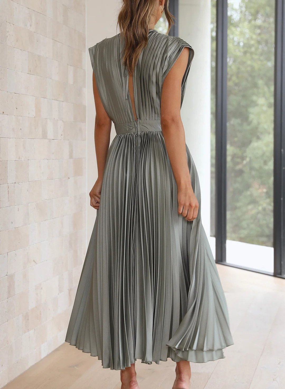 Robe longue plissée grise, dos nu, décolleté en V, manches courtes