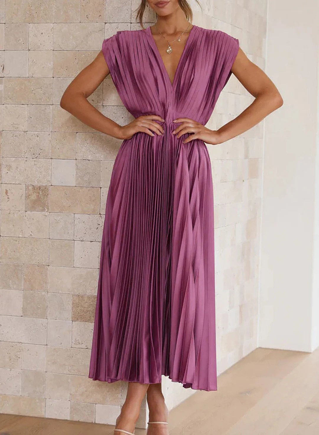 Robe longue plissée violette à encolure V, taille ajustée, manches courtes