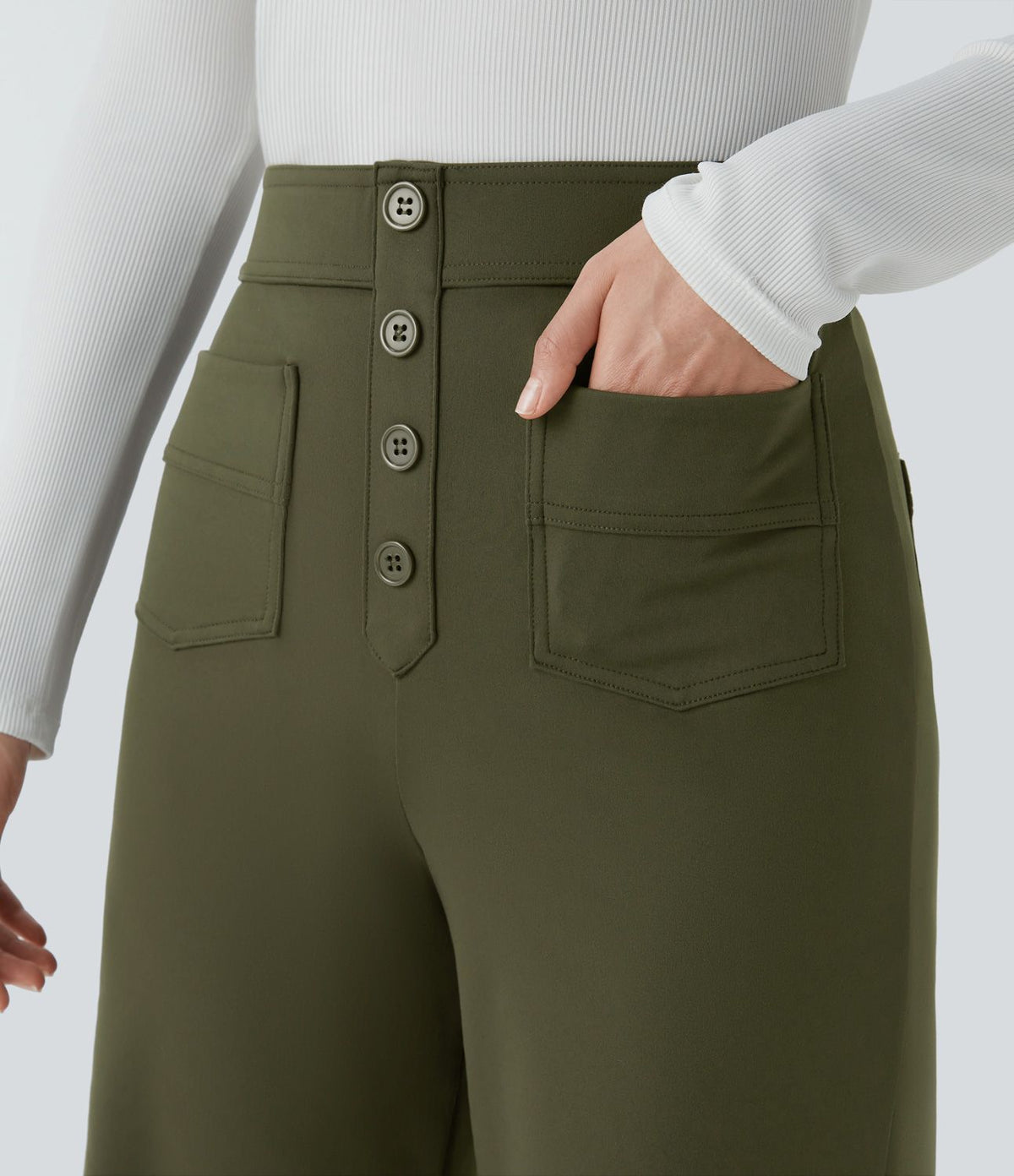 Pantalon élastique vert olive à bouton, poches avant et arrière, jambes droites
