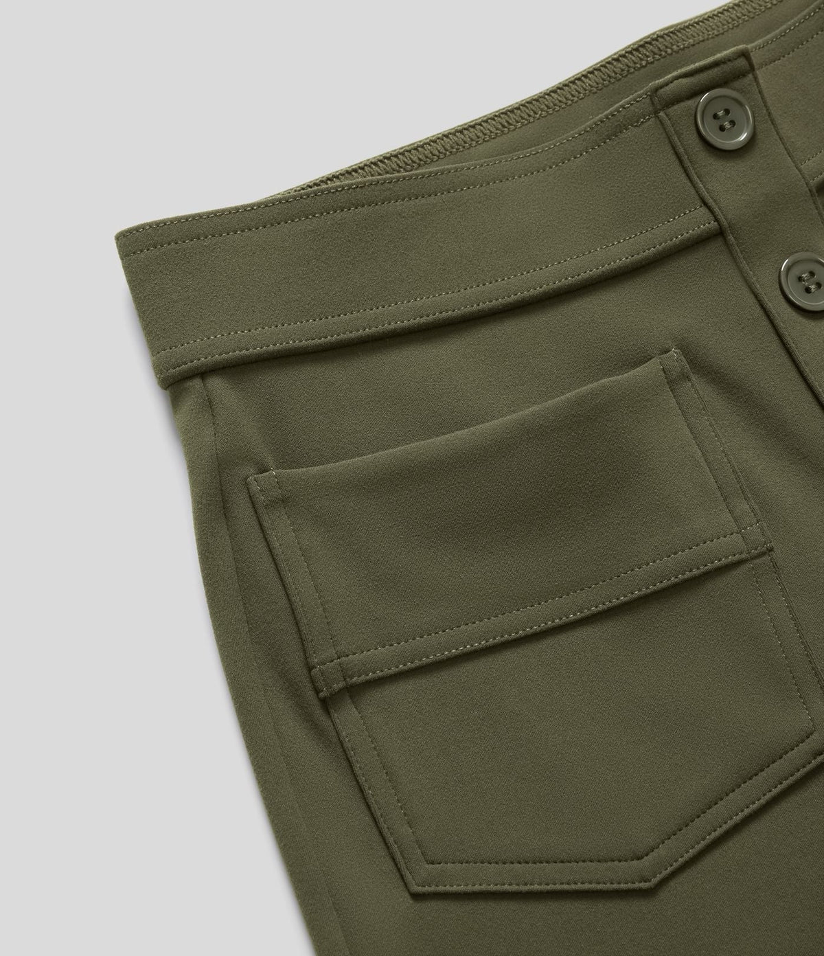 Pantalon vert olive : poche avant et fermeture boutonnée, taille élastique