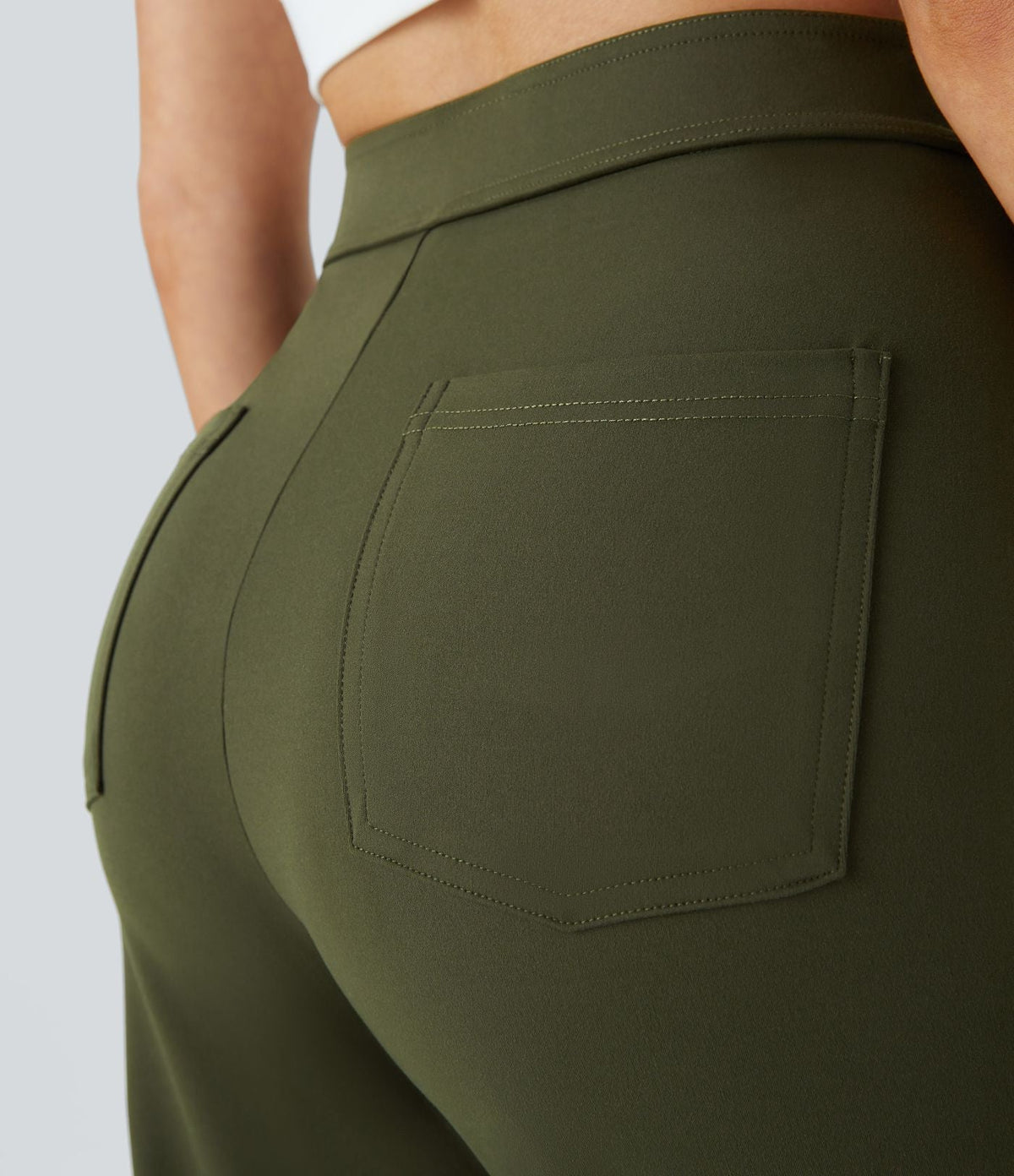 Pantalon vert olive avec poche arrière et surpiqûres, taille élastique