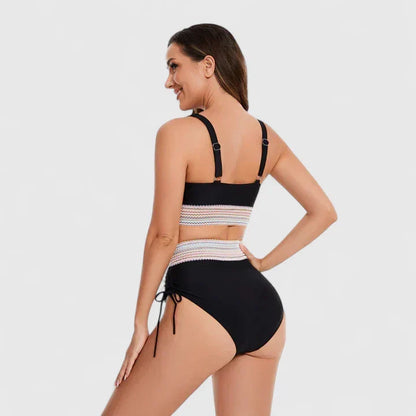 Ensemble bikini noir, haut triangle à bretelles et bas taille haute à liens