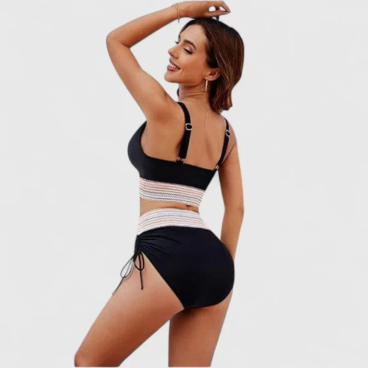 Ensemble bikini noir, haut échancré à bretelles et bas taille haute noué