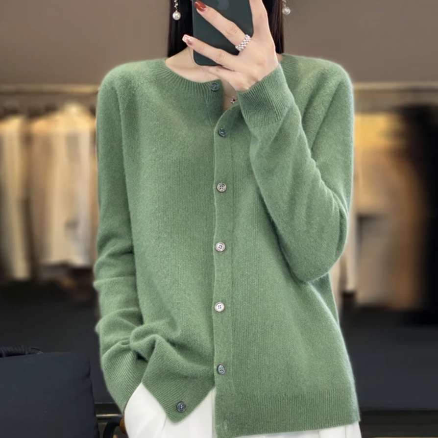 Pull douillet en cachemire vert, encolure ronde boutonnée au devant, coupe droite