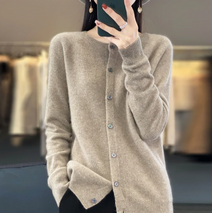 Pull douillet en cachemire beige clair, encolure ronde boutonnée, manches longues