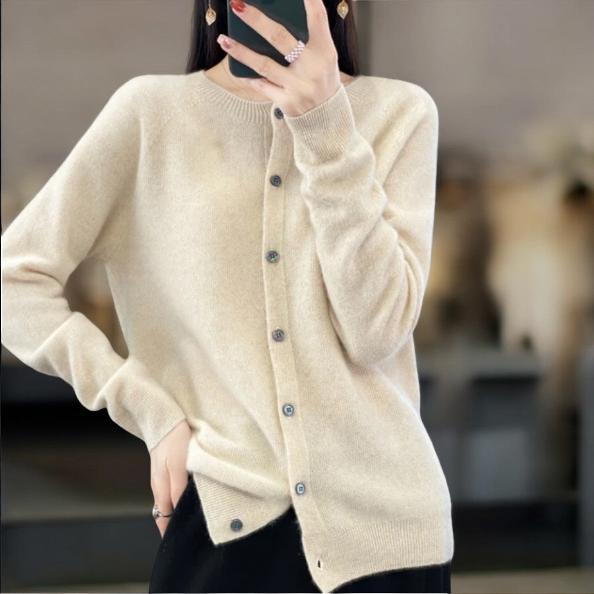 Pull douillet en cachemire beige très clair, encolure ronde boutonnée, manches longues