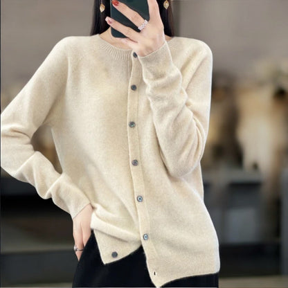 Pull douillet en cachemire beige très clair, encolure ronde boutonnée, manches longues