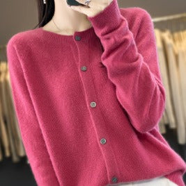 Pull douillet en cachemire rose, encolure ronde boutonnée au devant, manches longues