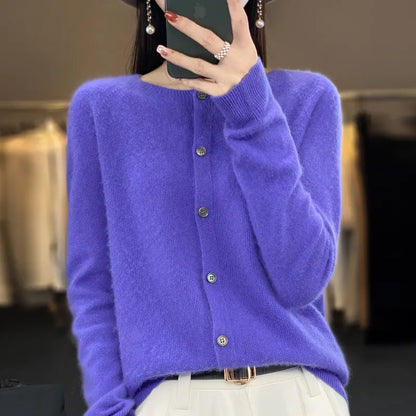 Pull douillet en cachemire lilas, encolure ronde boutonnée au devant, manches longues