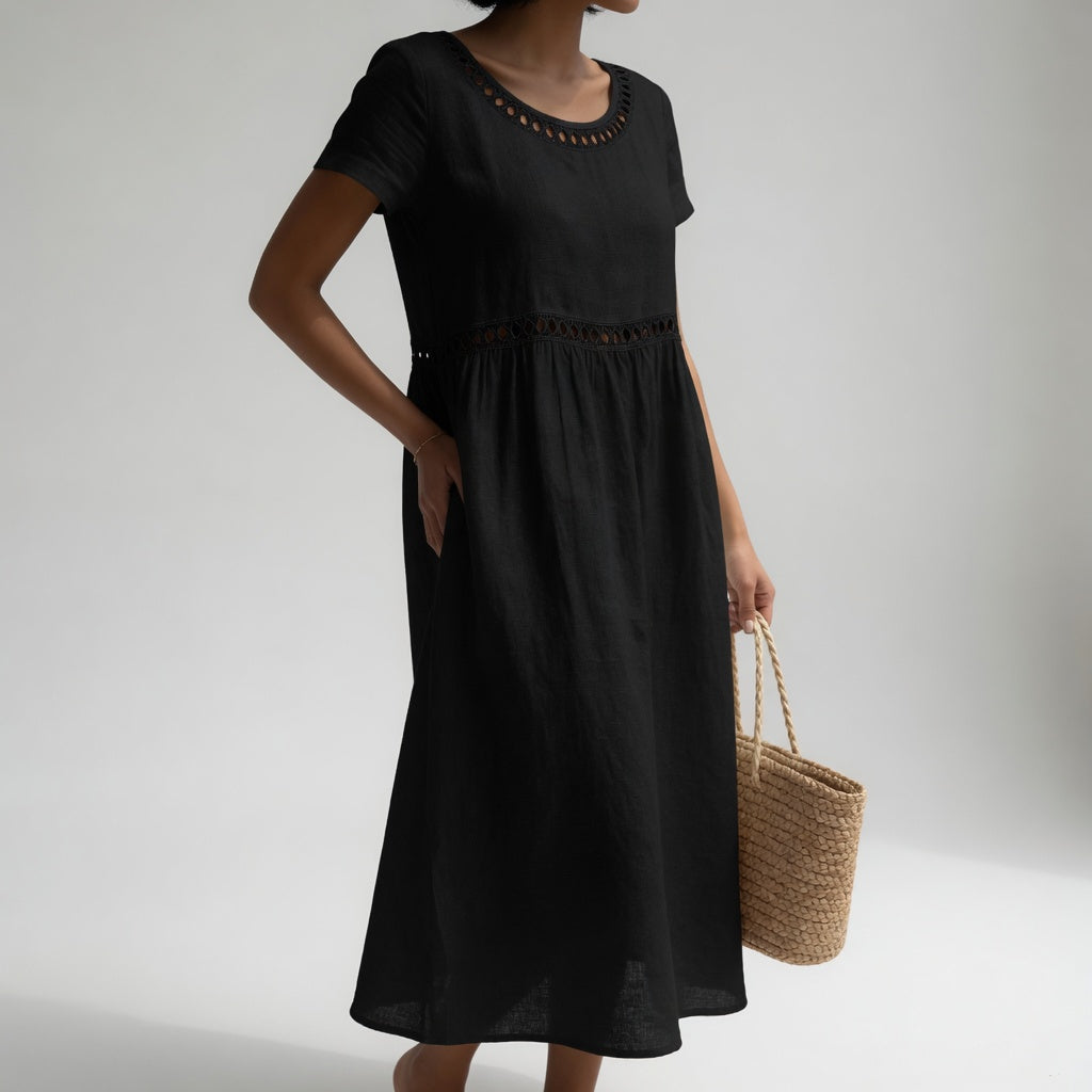 Robe mi-longue coton noir, encolure ronde brodée, manches courtes, taille froncée