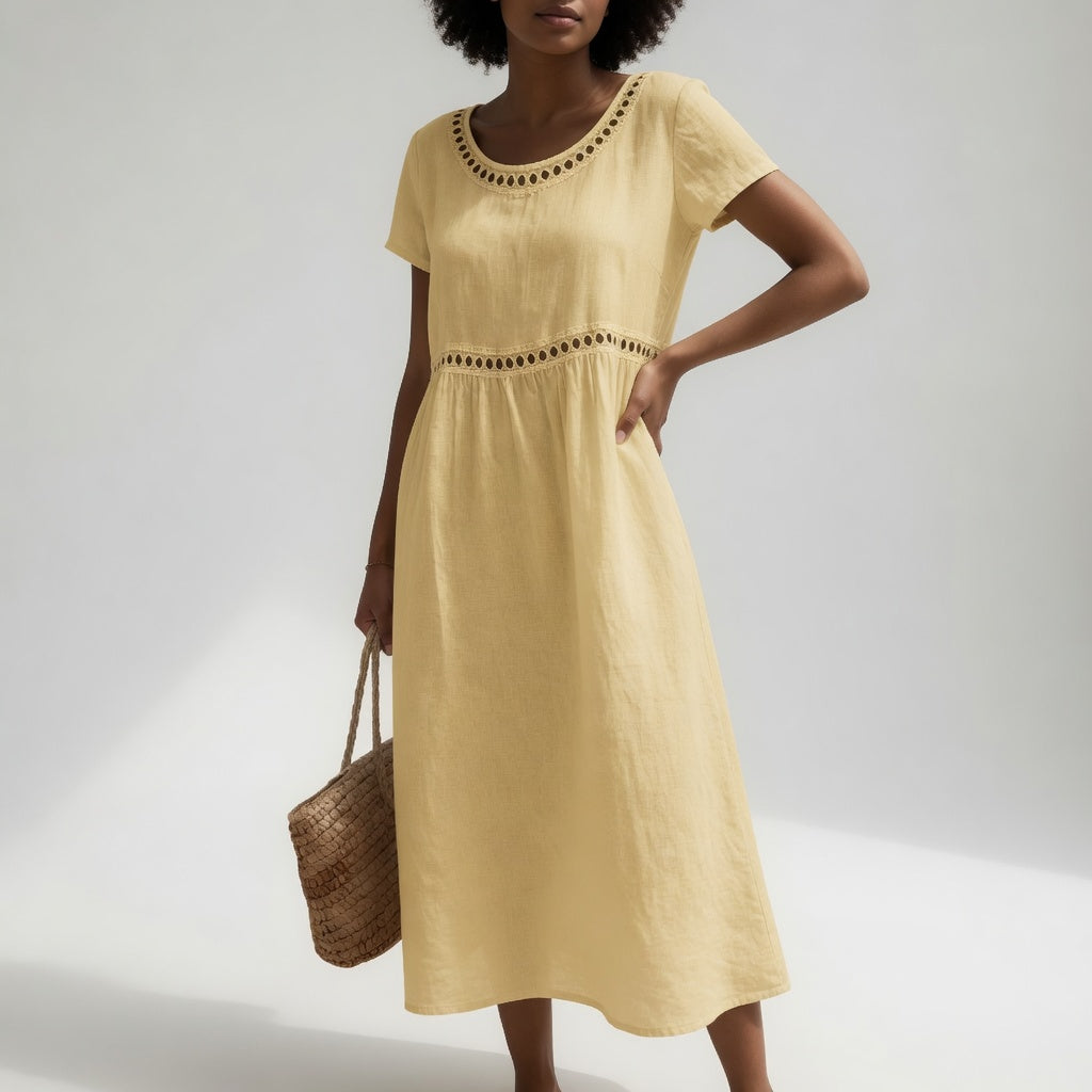 Robe mi-longue coton jaune clair, encolure ronde brodée, manches courtes, taille froncée