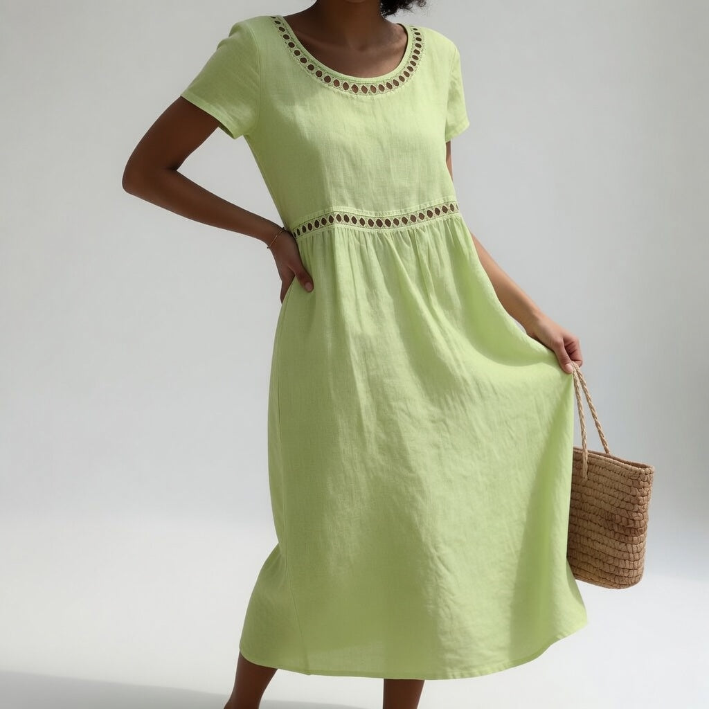 Robe mi-longue coton vert clair, encolure ronde brodée, manches courtes, taille froncée