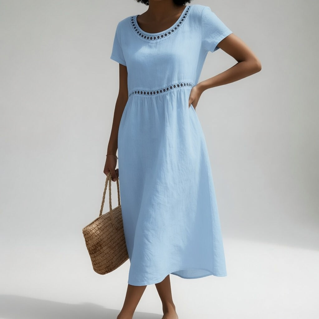 Robe mi-longue coton bleu clair, encolure ronde brodée, manches courtes, taille froncée