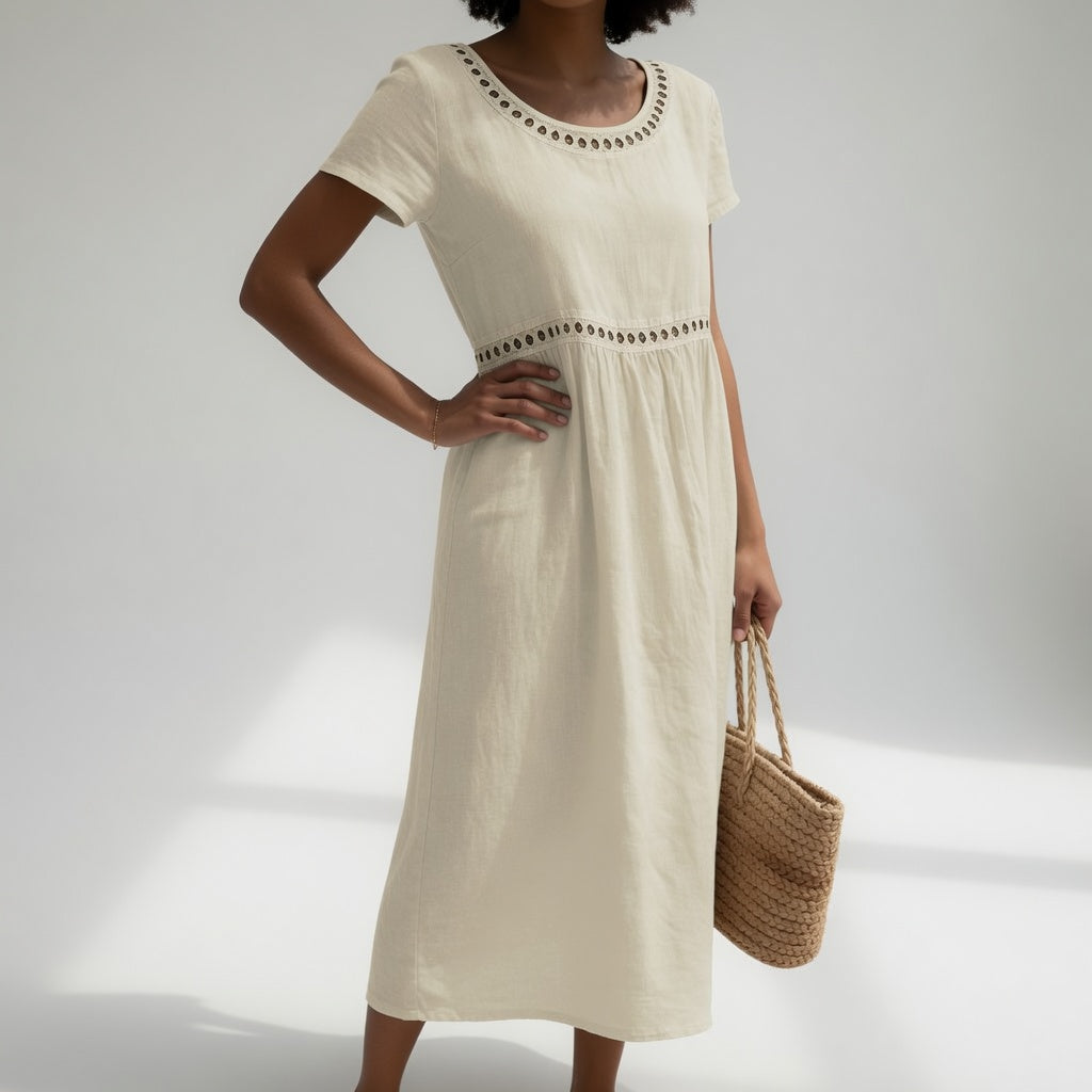 Robe mi-longue coton blanc cassé, encolure ronde brodée, manches courtes, taille froncée