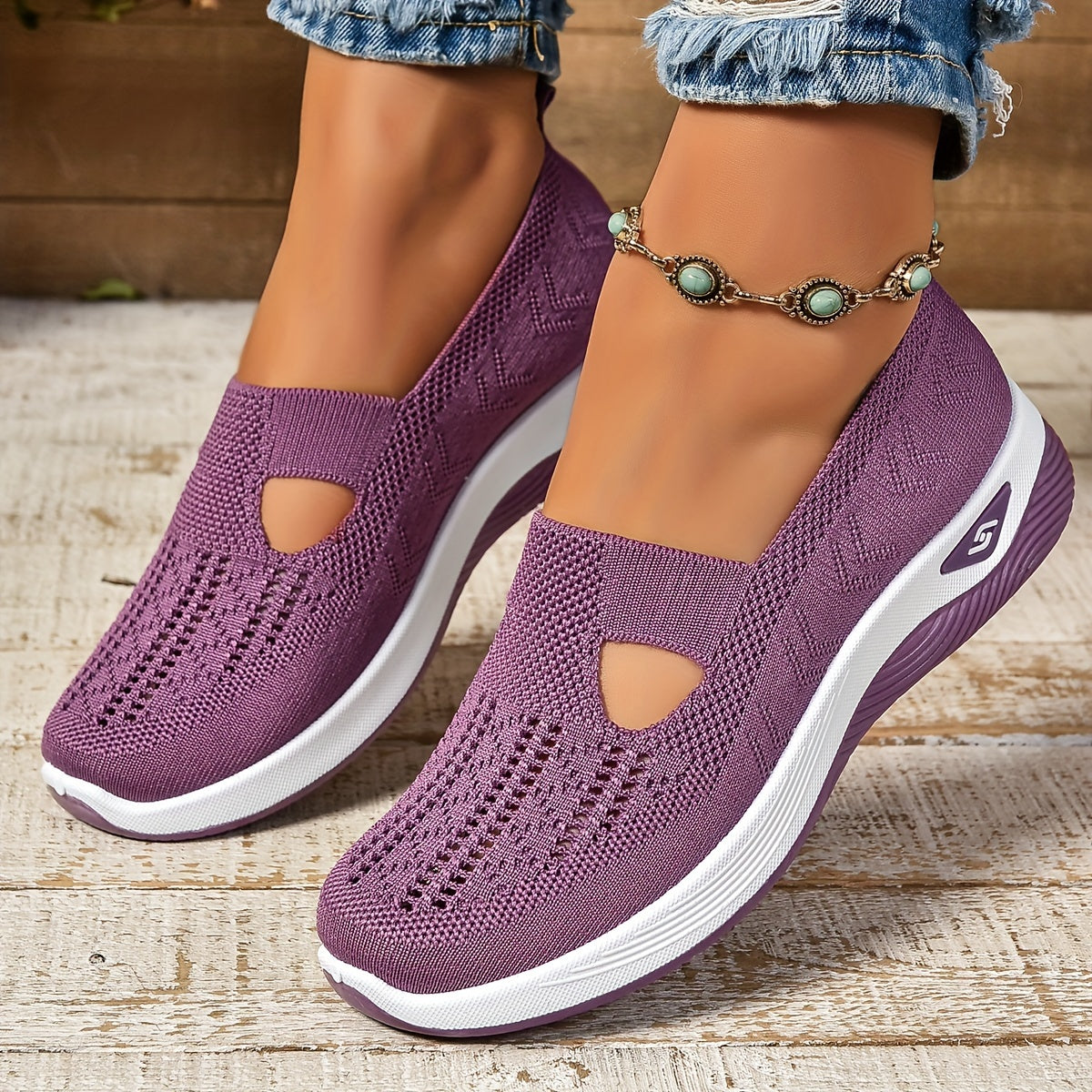 Chaussures antidérapantes violet en maille, bouts ajourés et semelles blanches épaisses