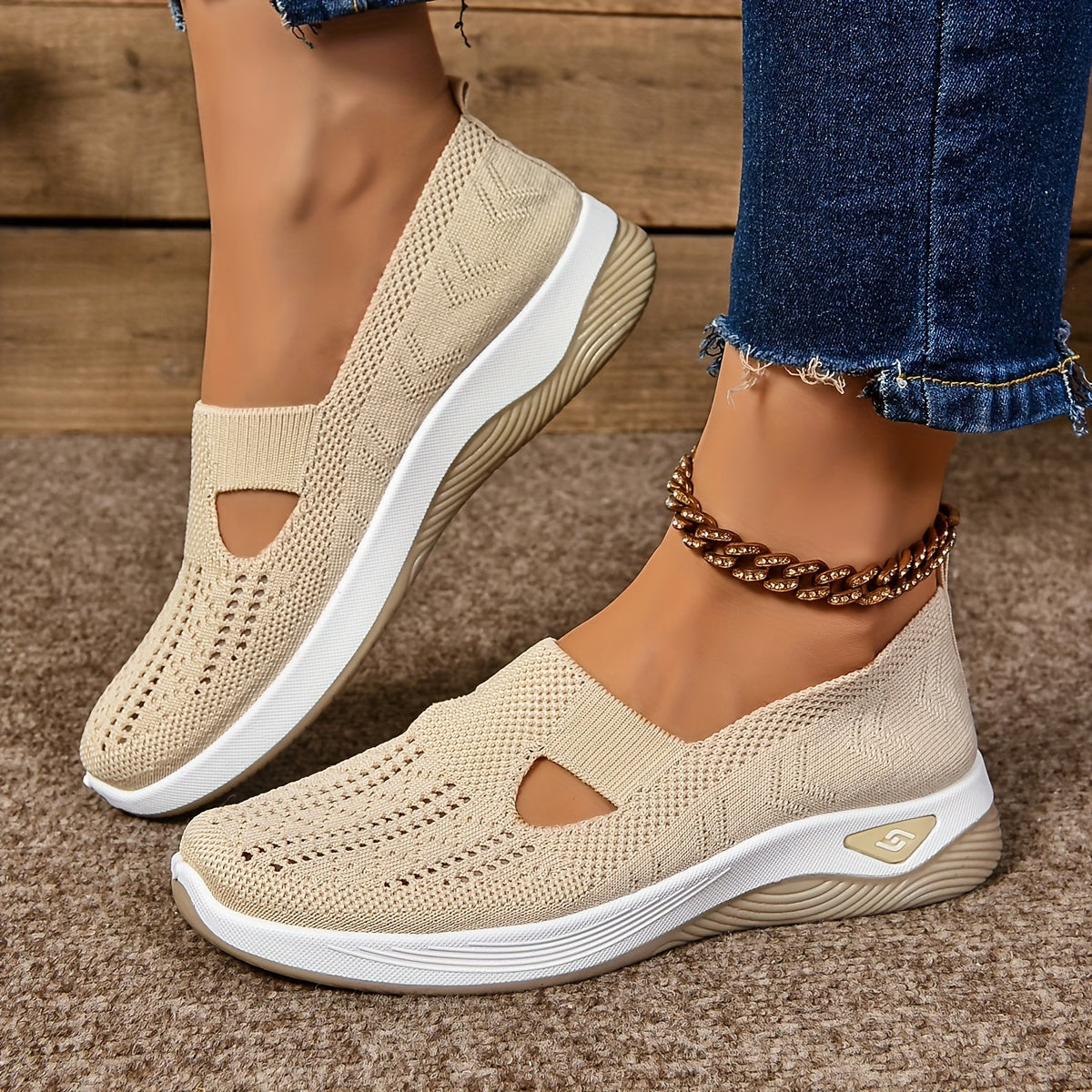 Chaussures antidérapantes crème en maille respirante, bouts ajourés et semelles épaisses