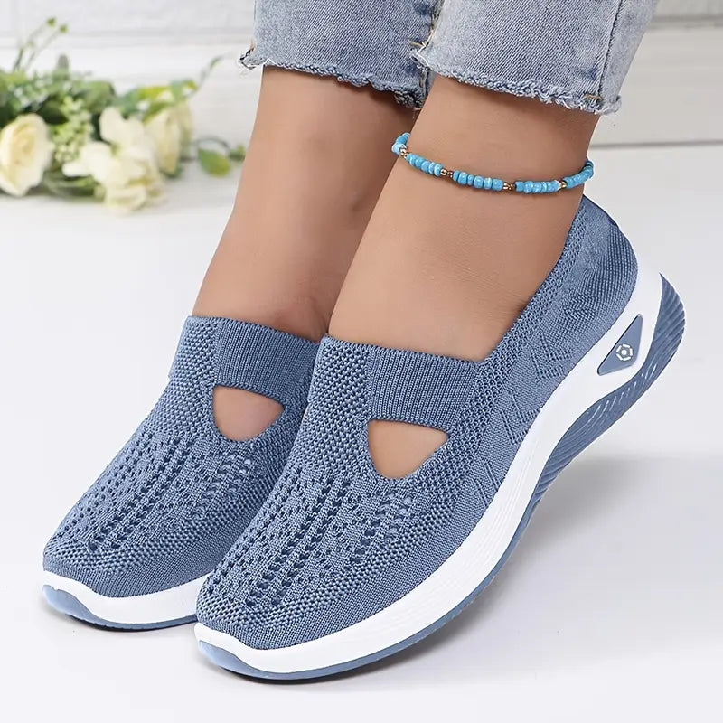 Chaussures antidérapantes bleues en maille, empiècements ajourés et semelles blanches épaisses