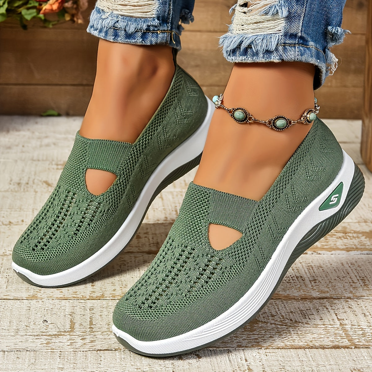 Chaussures antidérapantes vert foncé en maille, découpes au niveau des orteils et semelles blanches