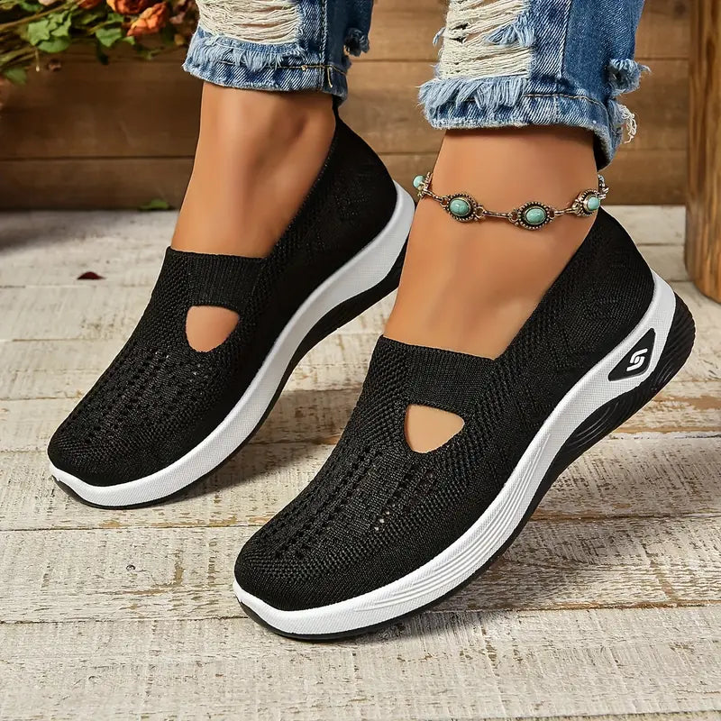 Chaussures antidérapantes noires en maille, découpes ajourées et semelles épaisses blanches