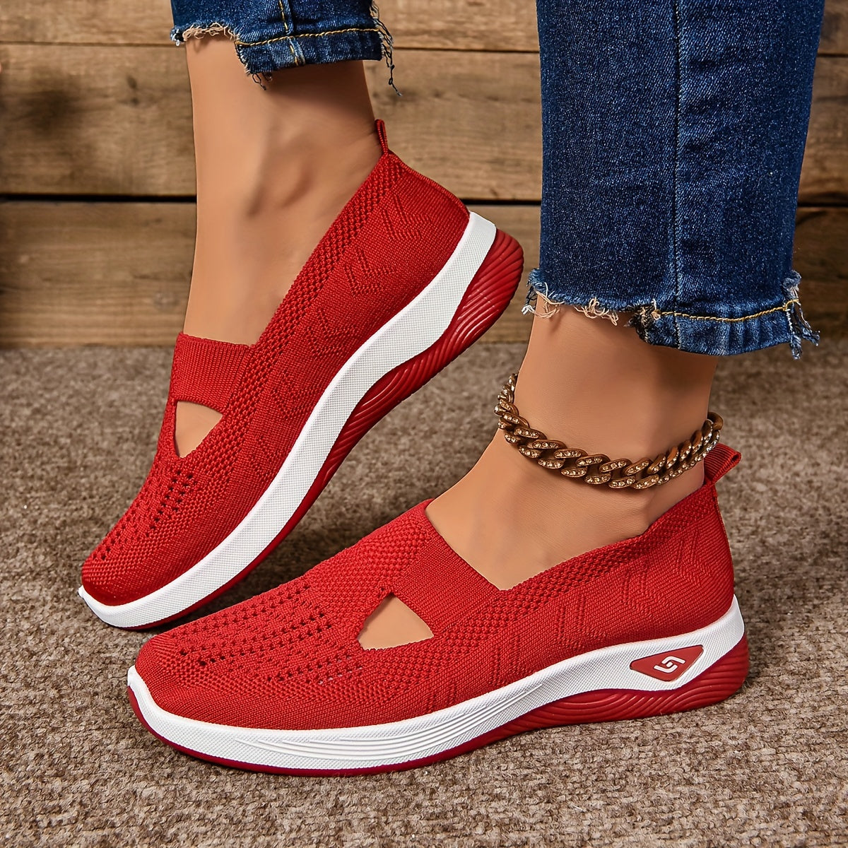 Chaussures antidérapantes rouges en maille, découpes au bout et semelles épaisses blanches