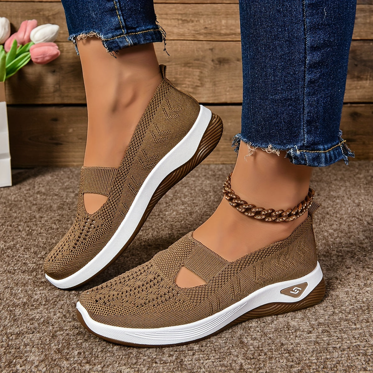 Chaussures antidérapantes beige en maille, découpes ajourées et semelles épaisses blanches