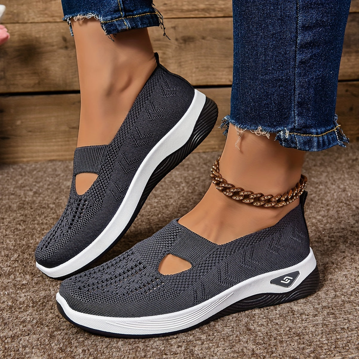 Chaussures antidérapantes gris foncé en maille, découpes au niveau des orteils et semelles épaisses