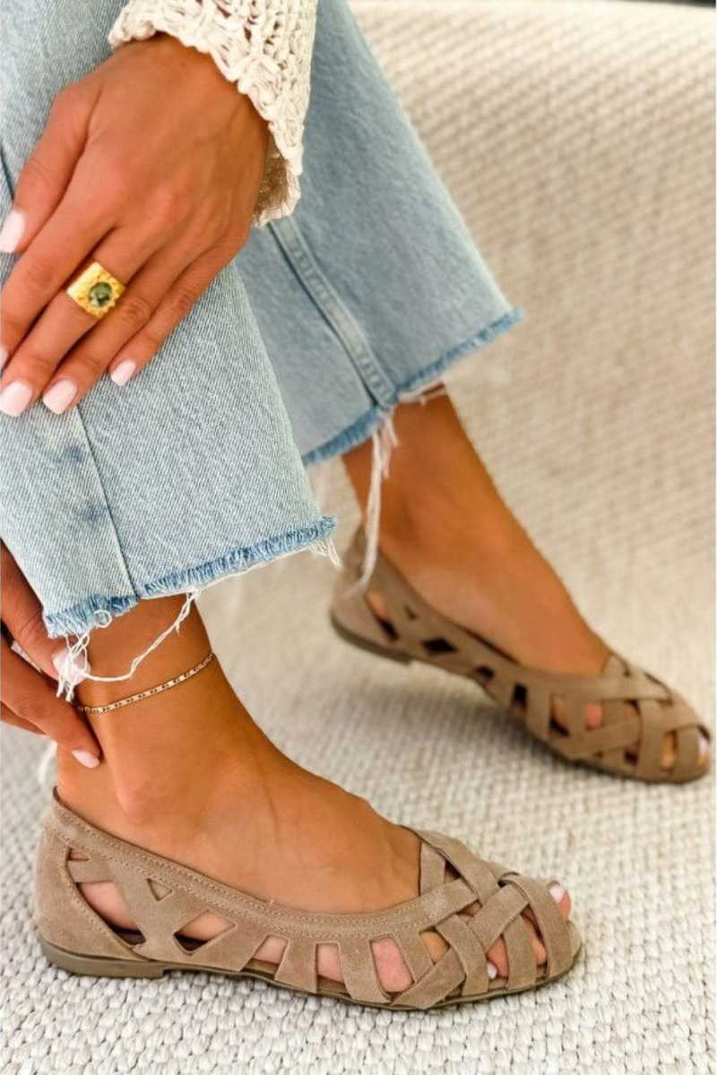 Sandales tressées été beiges à brides croisées et bout ouvert.