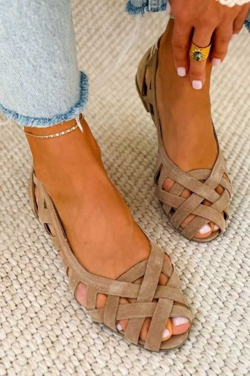 Sandales tressées été taupe, brides croisées ajourées, bout ouvert.
