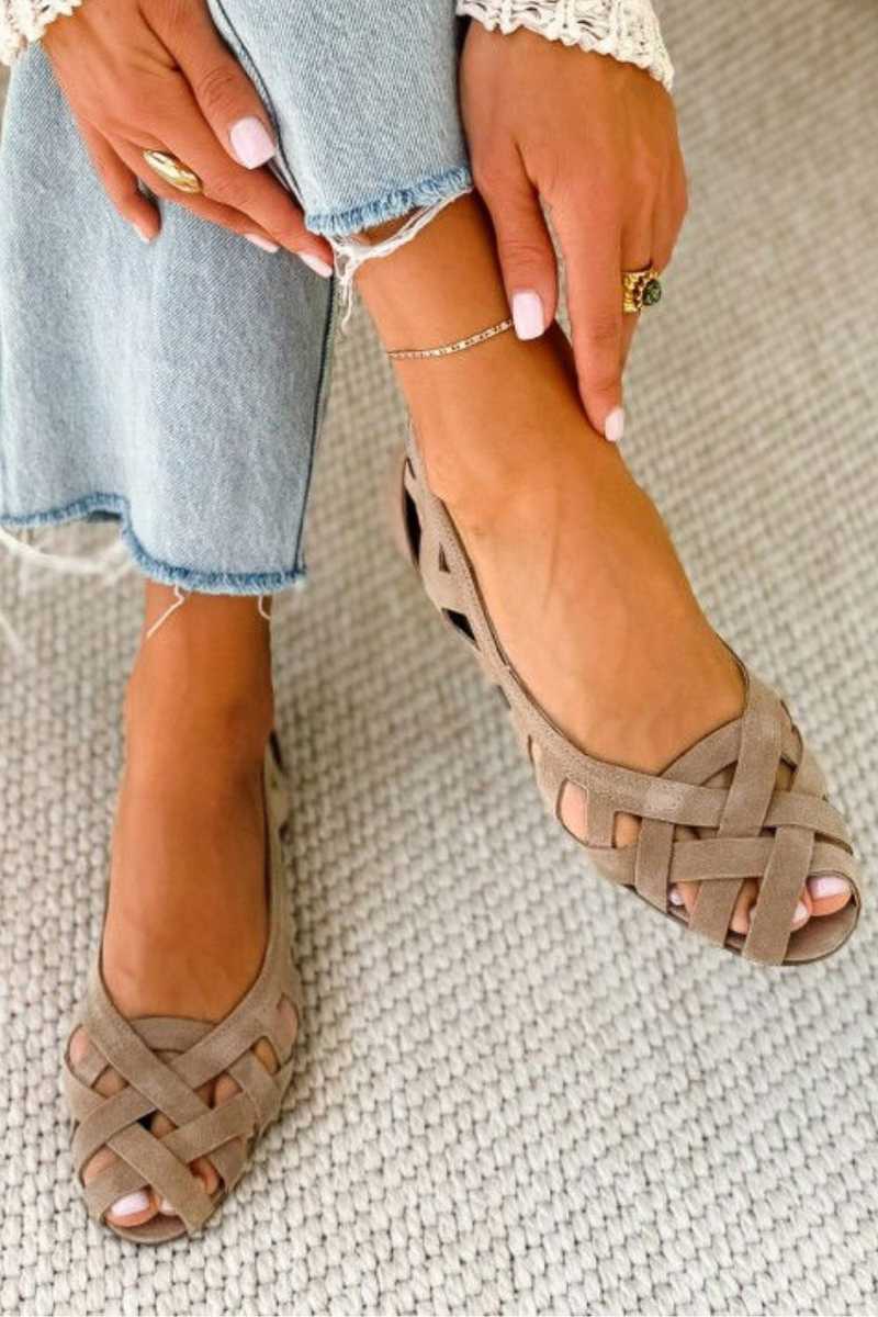 Sandales tressées été beiges, brides croisées ajourées, bout ouvert.
