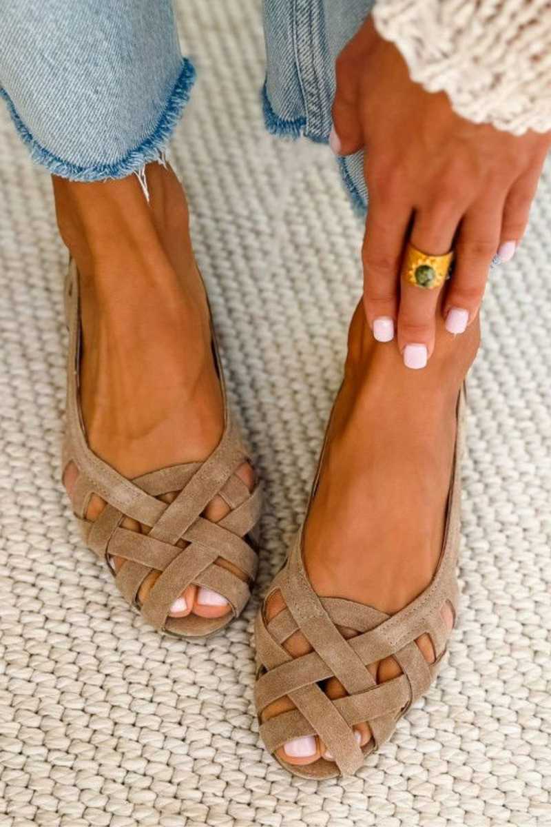 Sandales tressées été taupe-beige, brides croisées, bout ouvert.