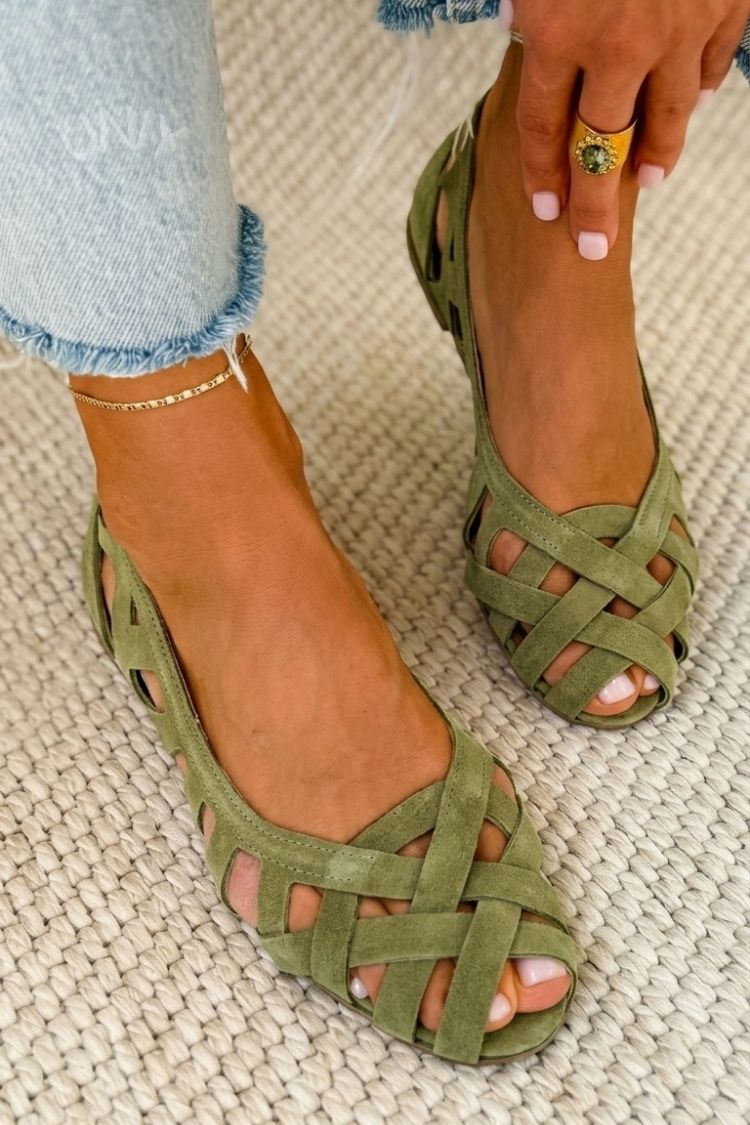 Sandales tressées à bout ouvert vert olive, brides entrelacées, semelle plate