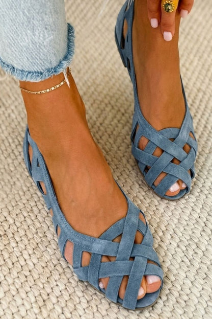 Sandales tressées à bout ouvert bleu-gris, brides croisées sur le cou-de-pied