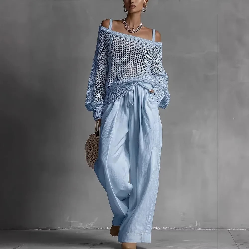 Ensemble deux pièces : pull ajouré bleu clair épaules dénudées et pantalon ample bleu clair
