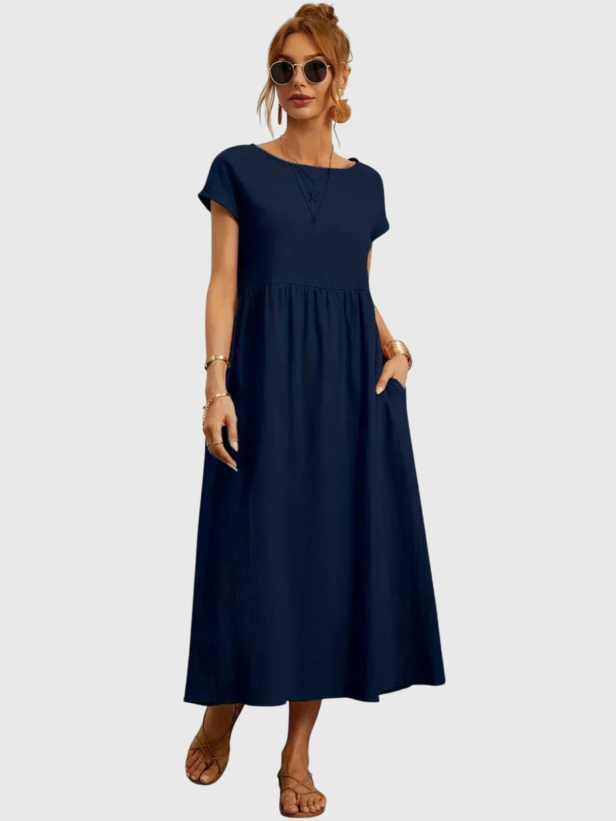 Robe décontractée ample à manches courtes, encolure ronde, taille froncée, bleu marine.