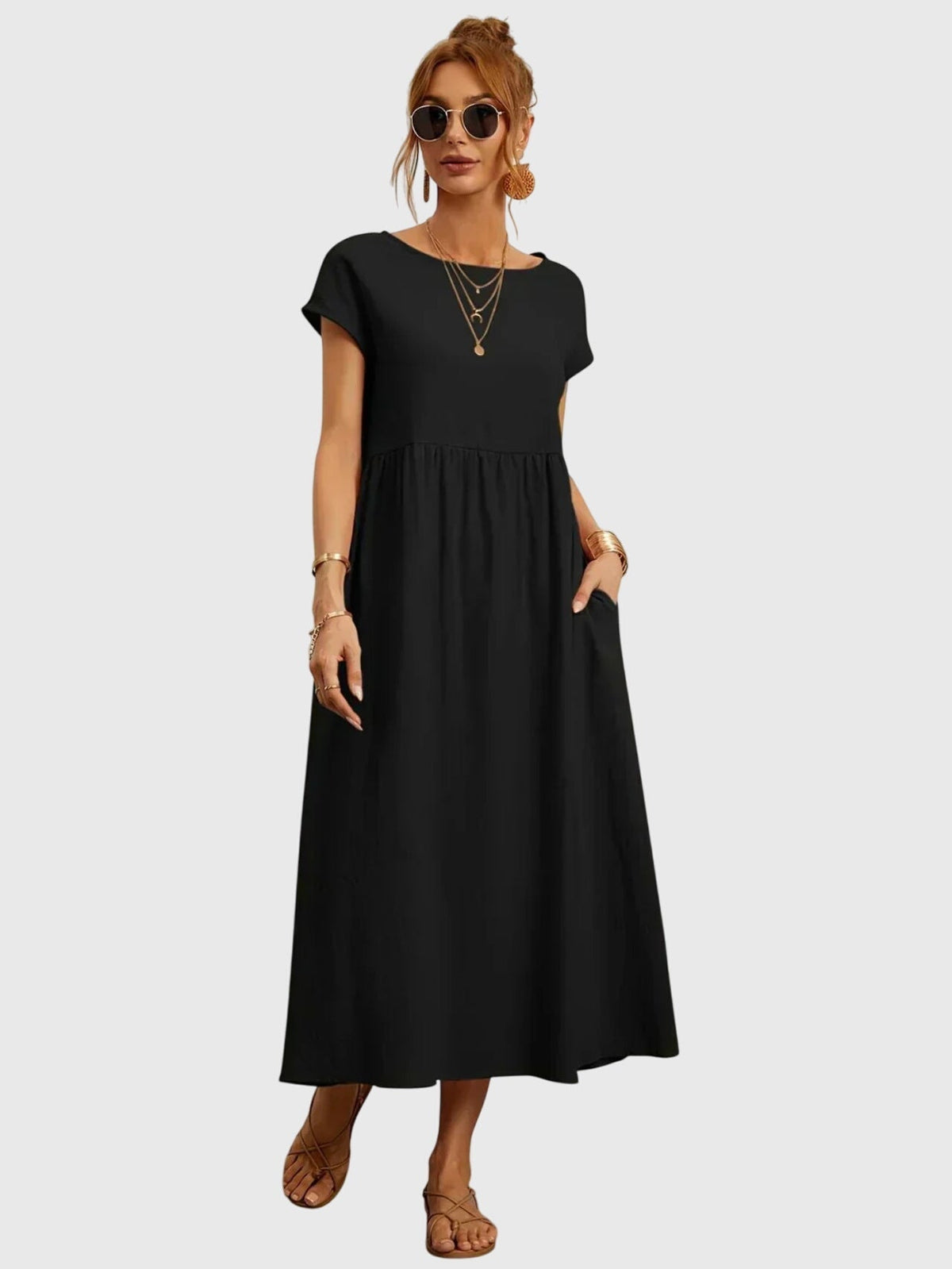 Robe décontractée ample à manches courtes, encolure ronde, taille froncée, noire.