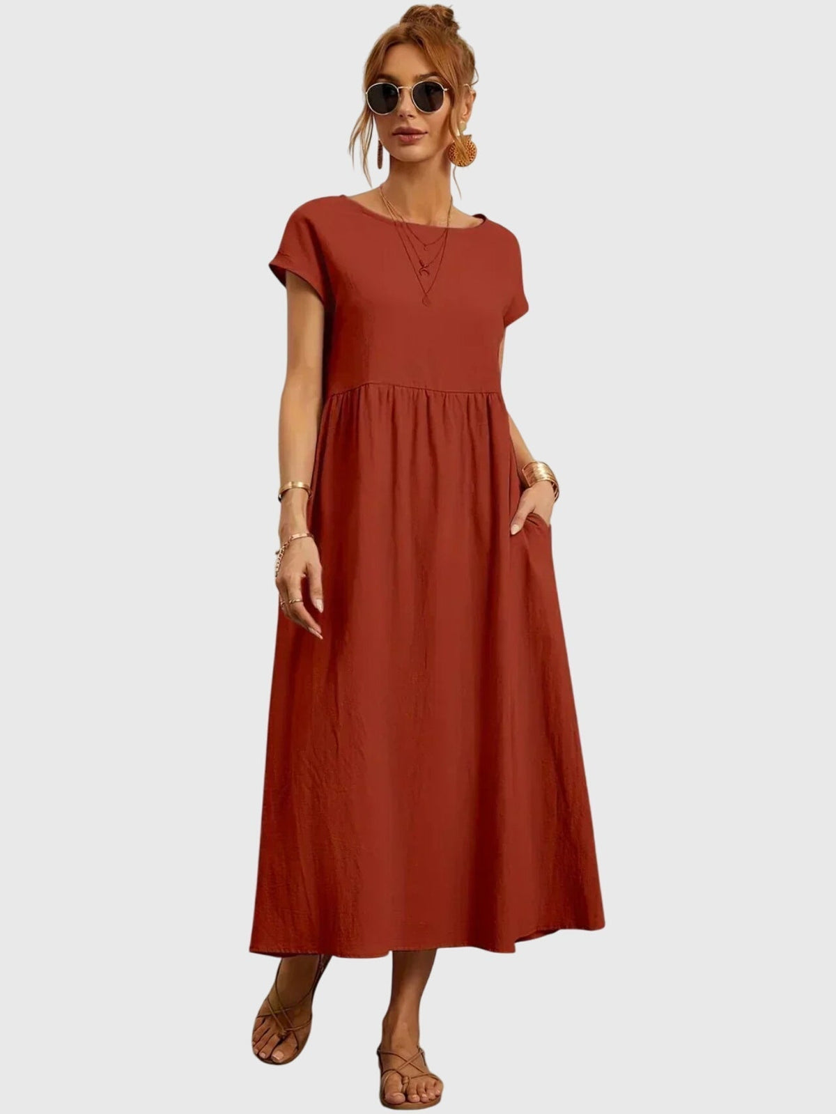 Robe décontractée ample à manches courtes, encolure ronde, taille froncée, brun rougeâtre.
