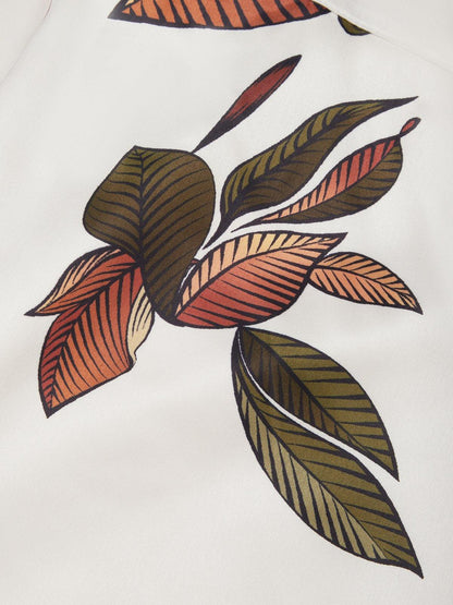 Détail imprimé multicolore : feuilles et tiges sur tissu de robe blanc
