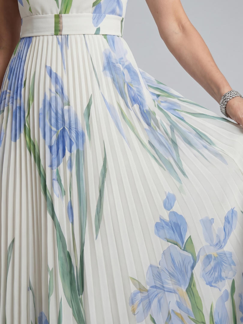Robe midi plissée à imprimé floral bleu et vert, bretelles fines sur fond blanc