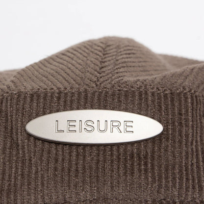 Casquette en velours côtelé pour hommes, détail du badge ovale «LEISURE»