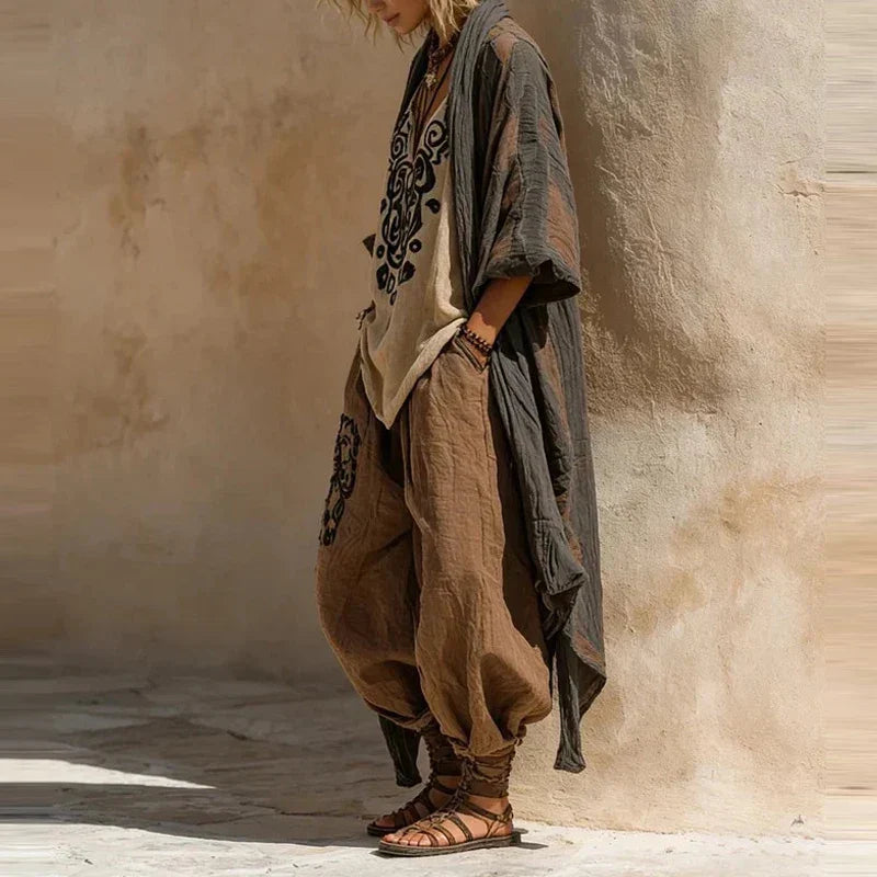 Ensemble Florence en lin, vue de côté : veste gris-vert et tunique crème à motifs, pantalon beige