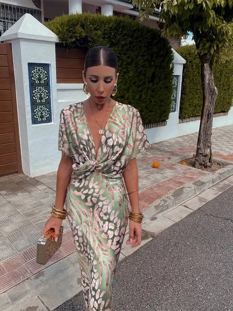 Robe midi motif rose et vert, décolleté V, manches bouffantes, ceinture nouée, mi-mollet