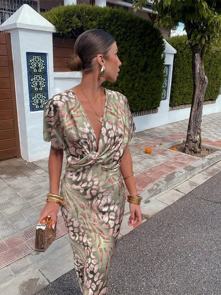 Robe midi motif rose et vert, encolure V et manches bouffantes, ceinture nouée