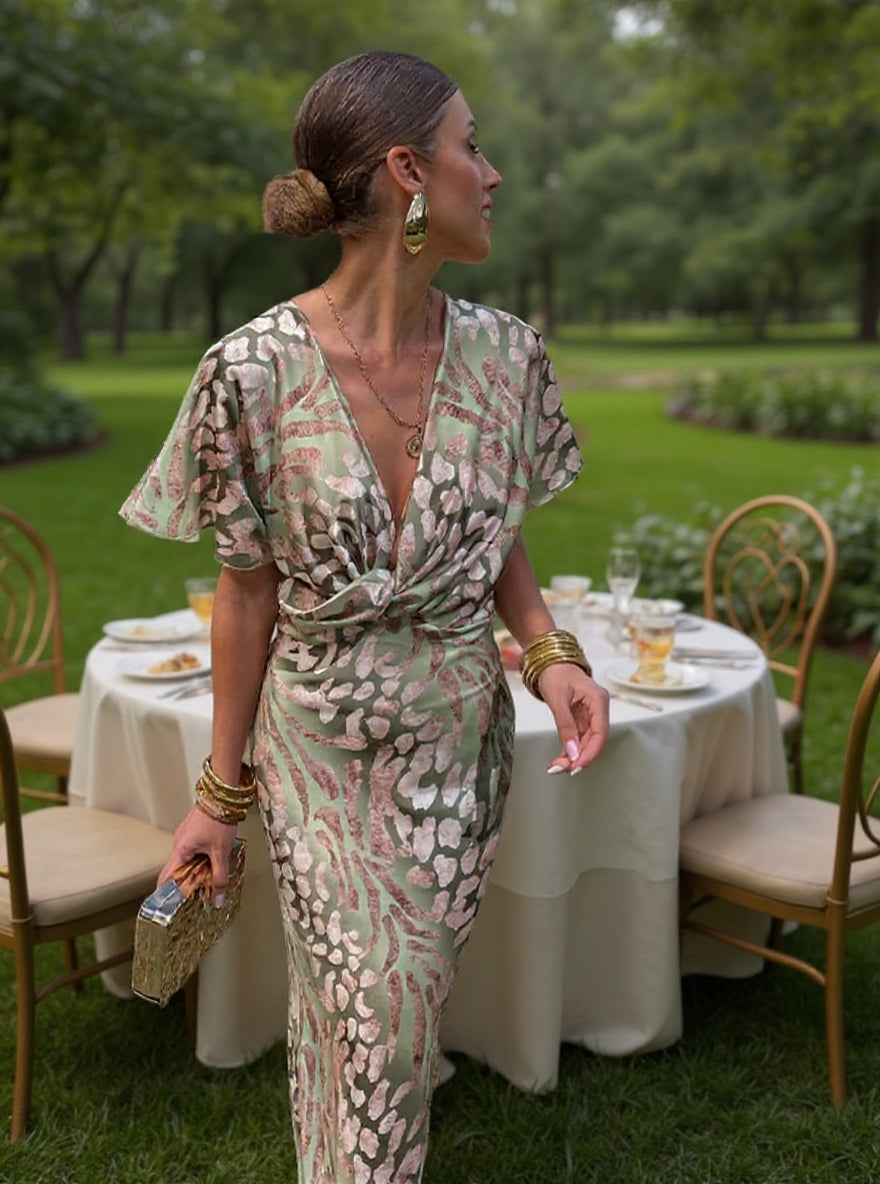 Robe midi motif rose et vert, décolleté V, manches bouffantes, taille nouée