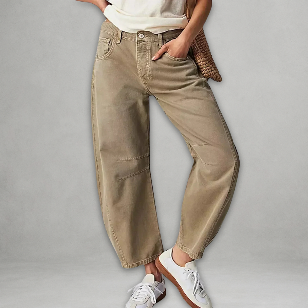 Jean baggy beige clair, coupe ample, fermeture boutonnée et coutures visibles.
