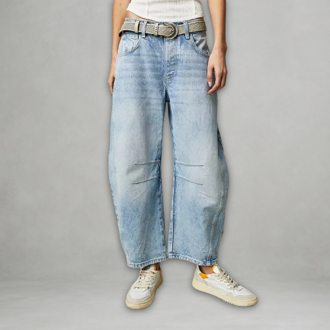 Jean baggy bleu clair délavé, taille avec ceinture tressée, poches arrière.