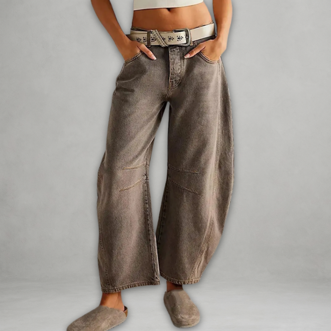 Jean baggy gris-brun délavé, taille avec ceinture, poches et coutures renforcées.