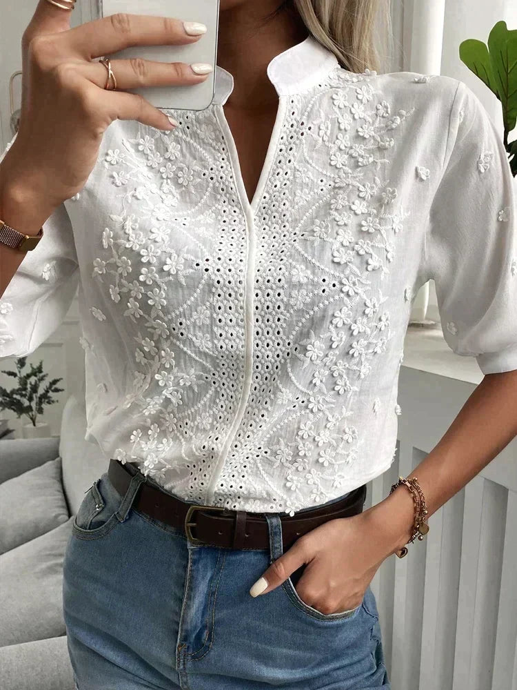 Haut blanc décontracté Laurine, col V boutonné, manches mi-longues, broderies florales