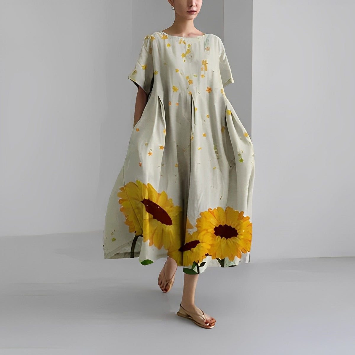 Robe bohème ample crème à imprimé tournesols, manches courtes, encolure ronde