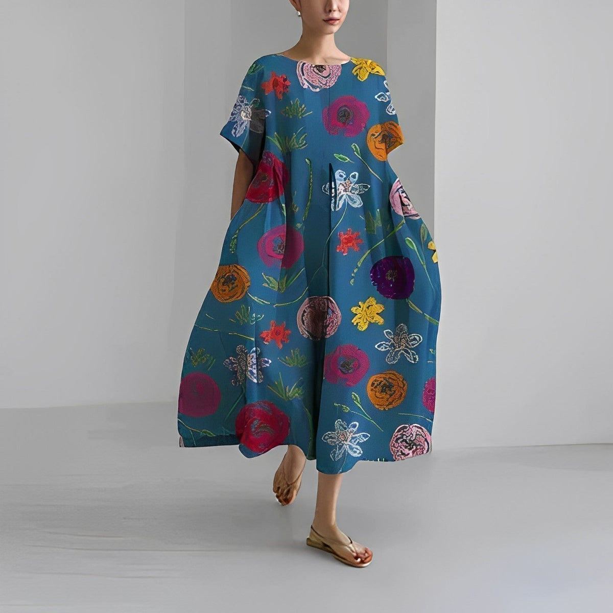 Robe bohème ample bleu nuit à motifs fleurs et décoratifs, manches courtes, encolure ronde